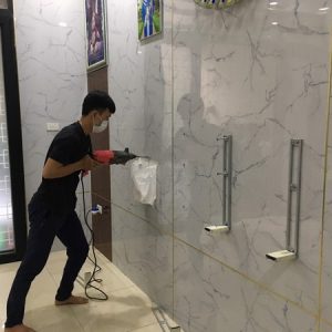 Lắp đặt bể cá treo tường sang trọng cho không gian sống hiện đại