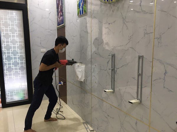 Lắp đặt bể cá treo tường sang trọng cho không gian sống hiện đại